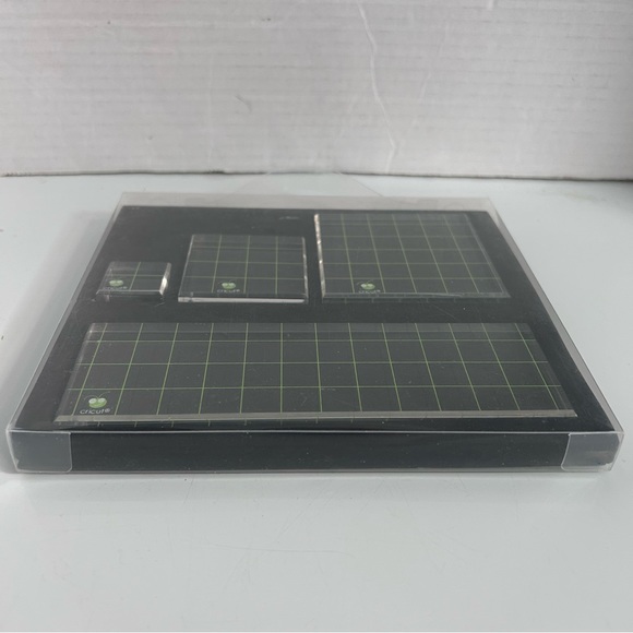Cricut 4-pc acrylic stamp blocks with grid - Picture 3 of 3